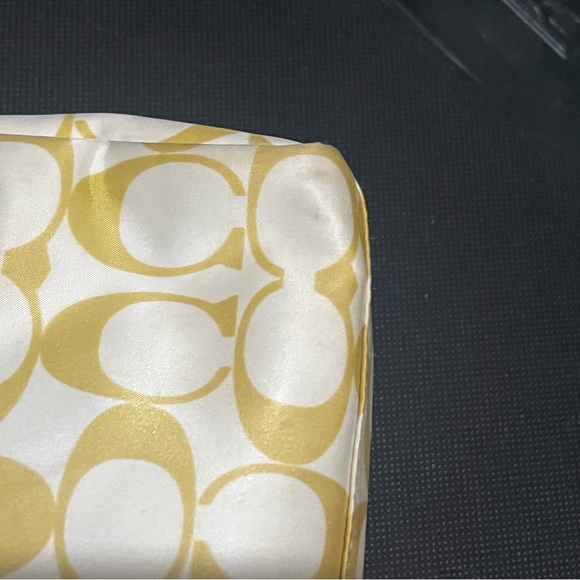 EUC COACH satin signature logo wristlet with green, hang tag and strap - Picture 7 of 10